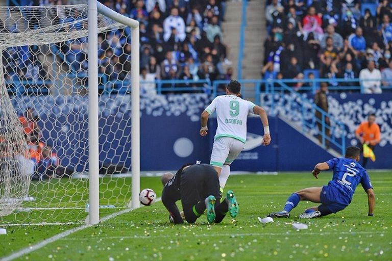 السومة يحتفل بالتسجيل في الهلال الأهلي والهلال