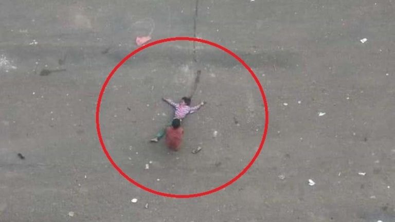 شقيق رويدا صالح يسحبها من مكان إصابتها