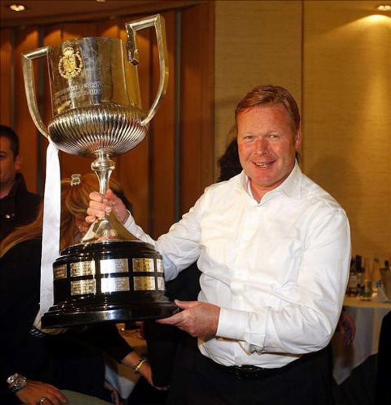 كومان يحمل كأس الملك رونالدو كومان