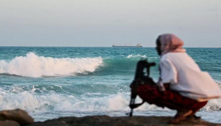 أحد القراصنة على شواطئ الصومال - أرشيفية