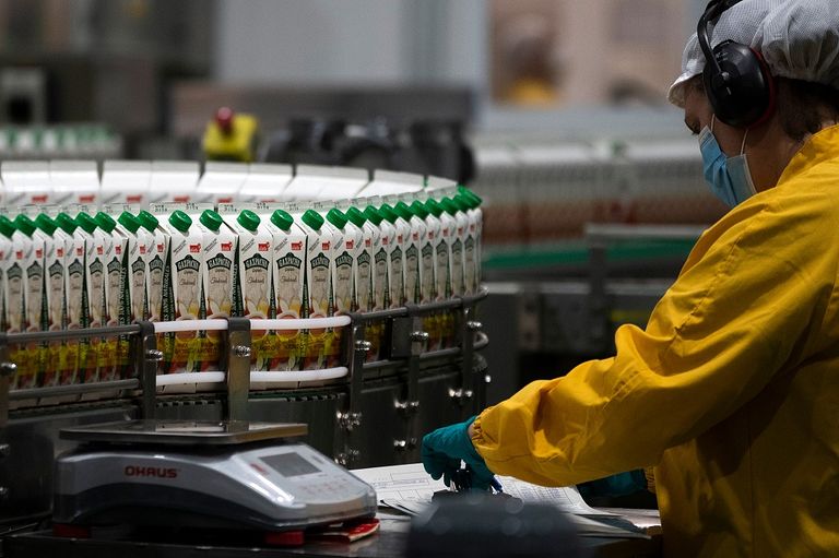 عصير "جازباتشو" يمر عبر مراحله النهائية في خطوط الإنتاج 