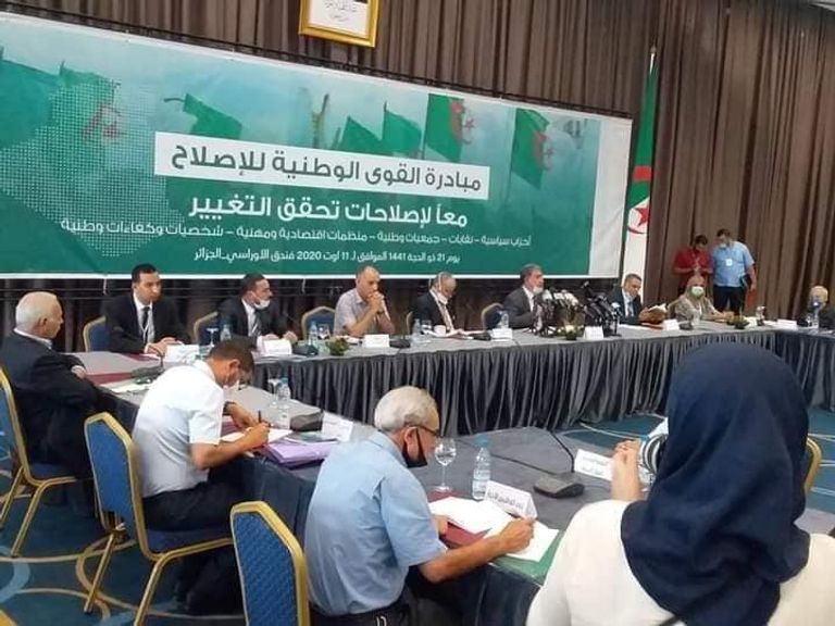 جانب من اجتماع أعضاء المبادرة السياسية جانب من استقبال الرئيس الجزائري لأعضاء "القوى الوطنية للإصلاح"