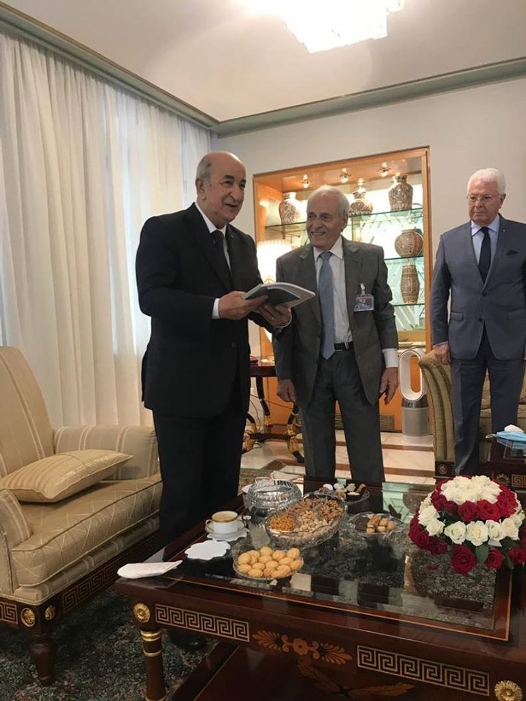 الرئيس الجزائري يتسلم نص المبادرة جانب من استقبال الرئيس الجزائري لأعضاء "القوى الوطنية للإصلاح"