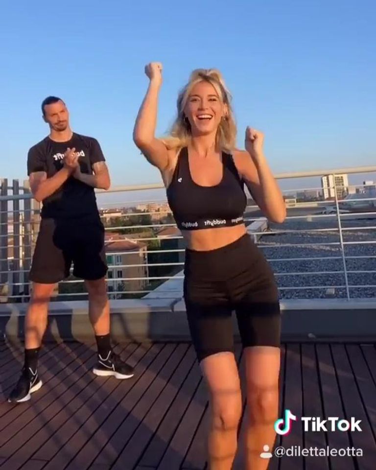 زلاتان إبراهيموفيتش نجم فريق ميلان الإيطالي والمذيعة الإيطالية ديليتا ليوتا إبراهيموفيتش