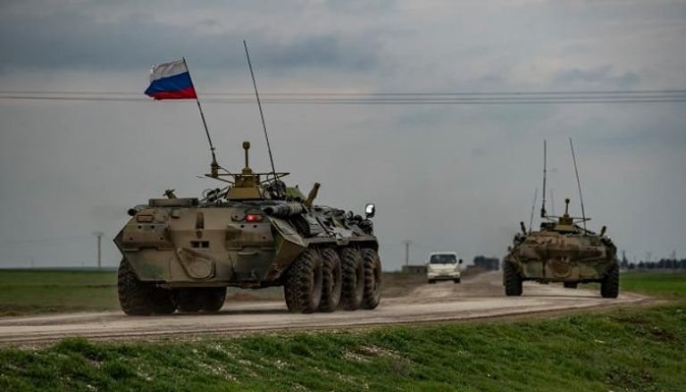 دورية للجيش الروسي قرب مدينة دير الزور السورية - أ.ف.ب