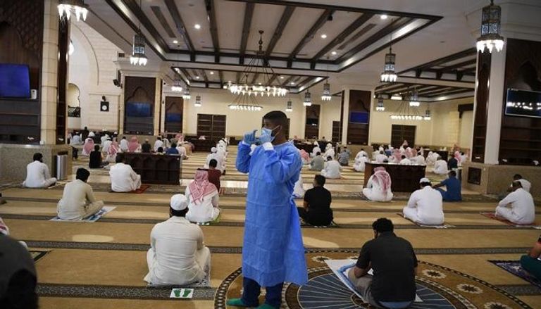 يجب الالتزام بعدة إجراءات وقائية عند الصلاة في المساجد