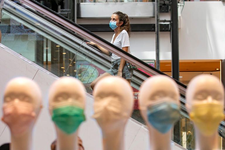 فتاة ترتدي الكمامة أثناء التسوق في المراكز التجارية للوقاية من كورونا - تعبيرية ارتداء الكمامة خلال التسوق يساهم في منع التقاط العدوى