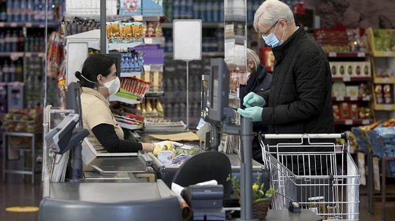 ارتداء الكمامة أثناء التسوق للوقاية من كورونا - تعبيرية ارتداء الكمامة خلال التسوق يساهم في منع التقاط العدوى