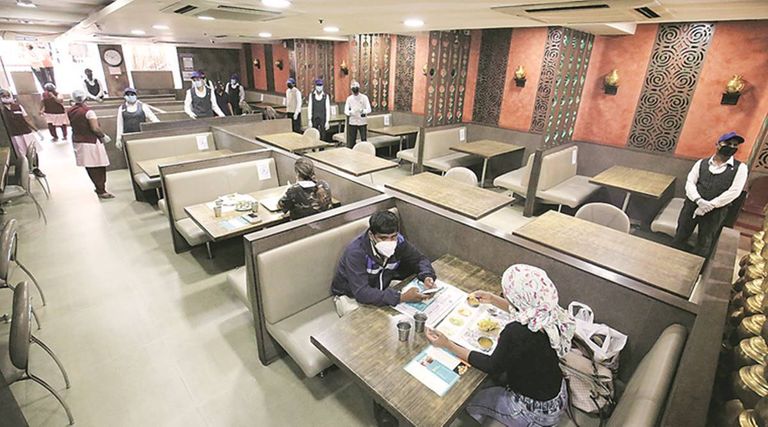 ارتداء الكمامة والالتزام بالتباعد الاجتماعي في المطاعم يجب التأكد من ارتداء العاملين بالمطعم للكمامة