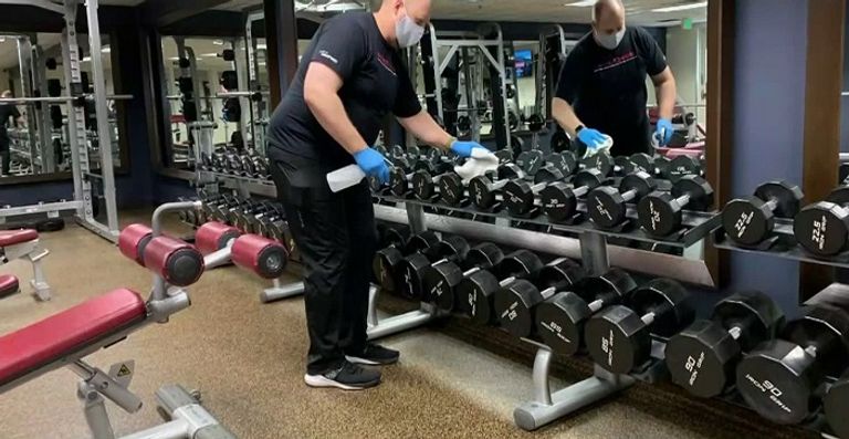 تعقيم الأدوات الرياضية في صالات الجيم للوقاية من كورونا - أرشيفية يجب اتباع بعض الخطوات في