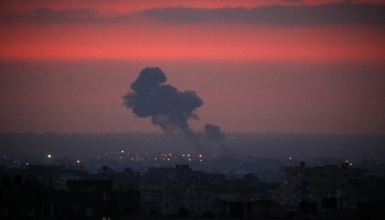 دخان يتصاعد جراء غارة إسرائيلية سابقة على مواقع بغزة