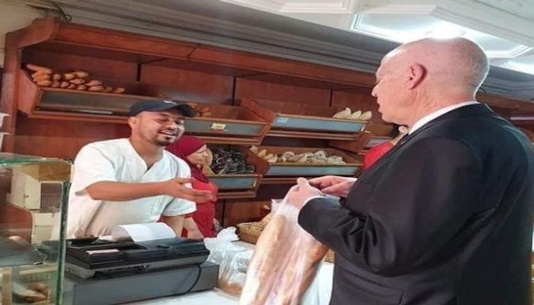 الرئيس التونسي قيس سعيد خلال شراء الخبز 