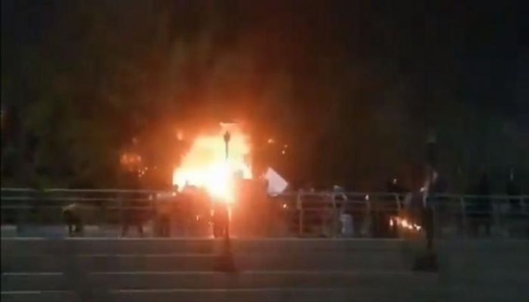 محتجون يضرمون النار في مكتب البرلمان بالبصرة