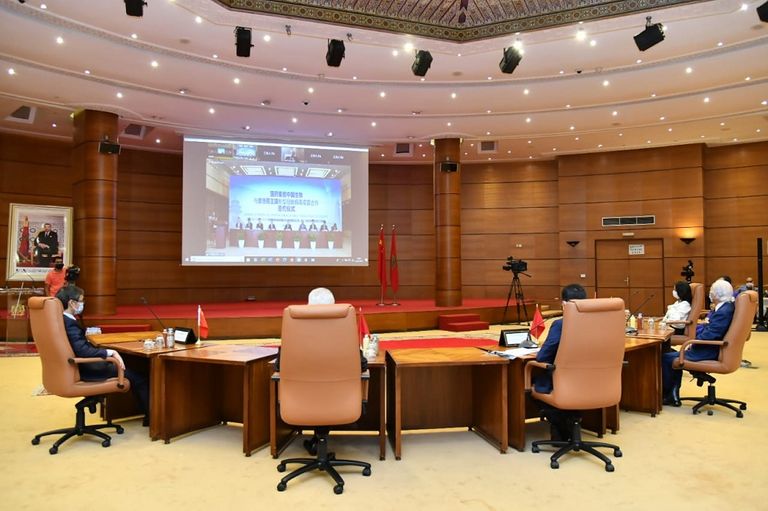 المسؤولون المغاربة عند توقيع اتفاقية التجارب السريرية للقاح الصيني أحد الأسواق التجارية في مدينة الرباط