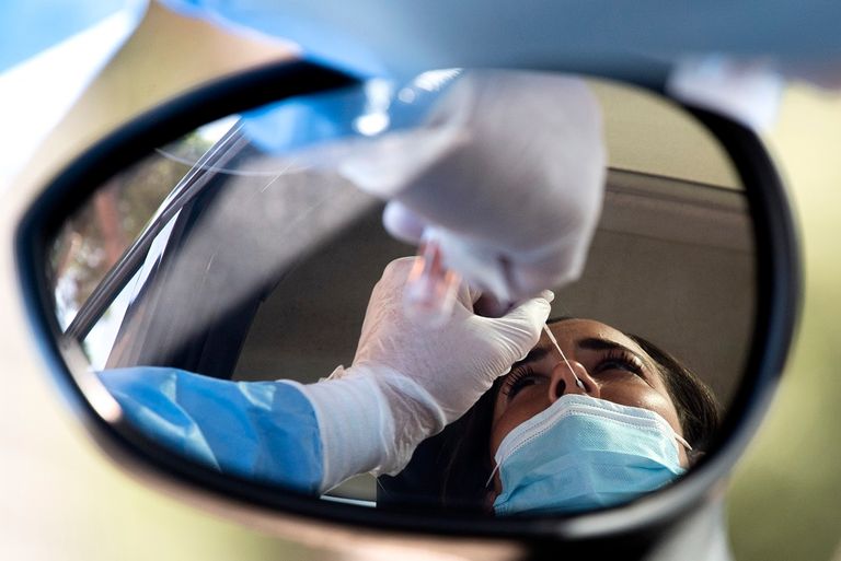 عامل صحي يستعرض قارورة من لقاح كورونا الروسي