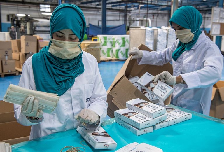 عامل صحي يستعرض قارورة من لقاح كورونا الروسي