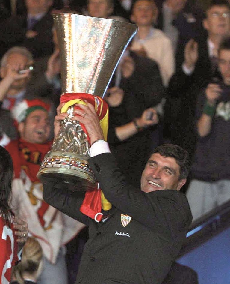 خواندي راموس أول مدرب يقود إشبيلية لحصد الدوري الأوروبي جولين لوبيتيجي ثالث مدرب يقود إشبيلية لحصد الدوري الأوروبي