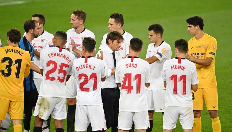 أنطونيو كونتي مدرب إنتر ميلان يهنئ لاعبي إشبيلية بلقب الدوري الأوروبي