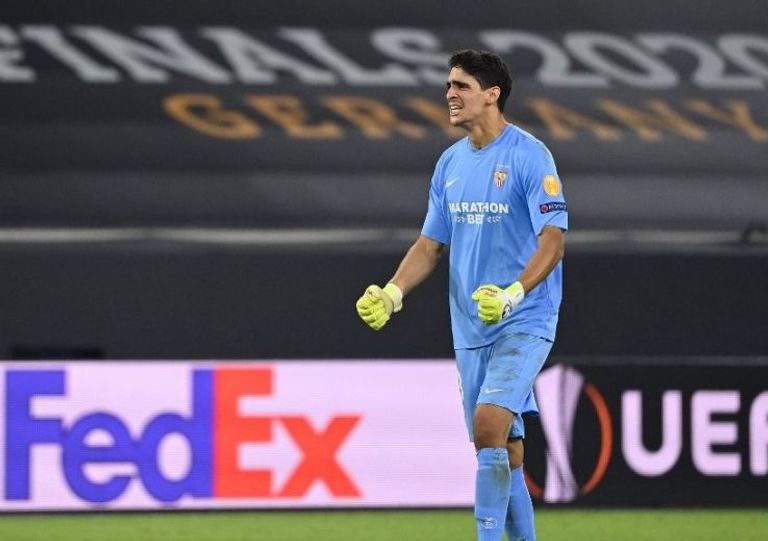 ياسين بونو حارس إشبيلية بونو والحدادي والنصيري.. مغاربة إشبيلية أبطال الدوري الأوروبي