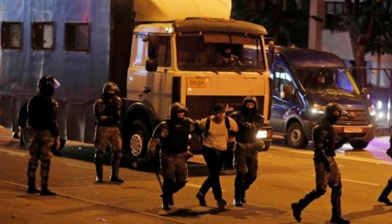 رئيس بيلاروسيا ألكسندر لوكاشينكو خلال اجتماع بشأن الأزمة