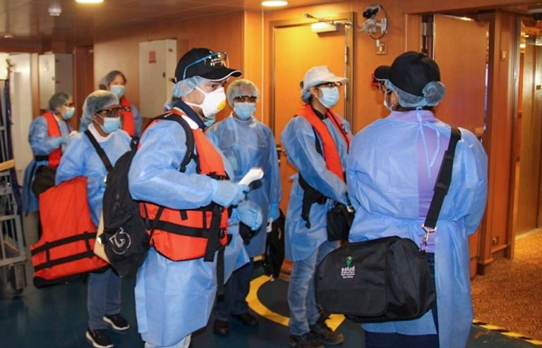 سكان يضعون كمامات ويشاهدون عرضا موسيقيا ببرلين في 9 يوليو/حزيران 2020