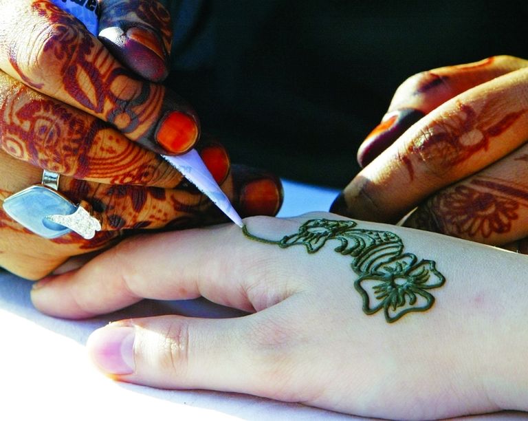 "الحناية" تثوم برسم النقوش بكف العروس على شكل "كشتبا" في الإمارات رقصة العيالة عادة ما تؤدى خلال احتفالات أهل العروس بالإمارات