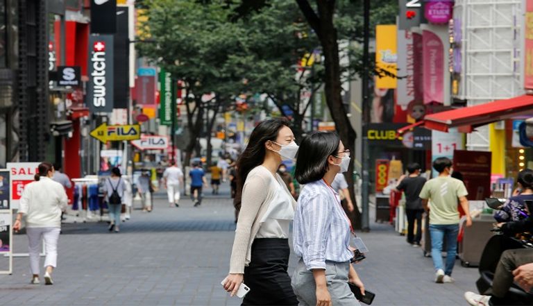 شخص يخضع لفحص كورونا