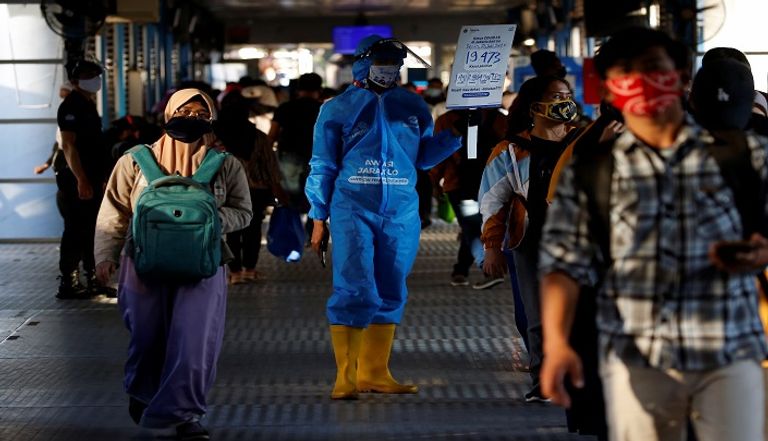 شخص يخضع لفحص كورونا