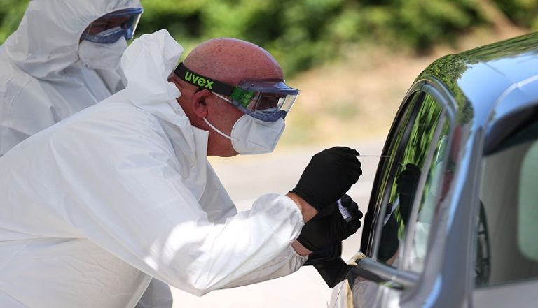 شخص يخضع لفحص كورونا
