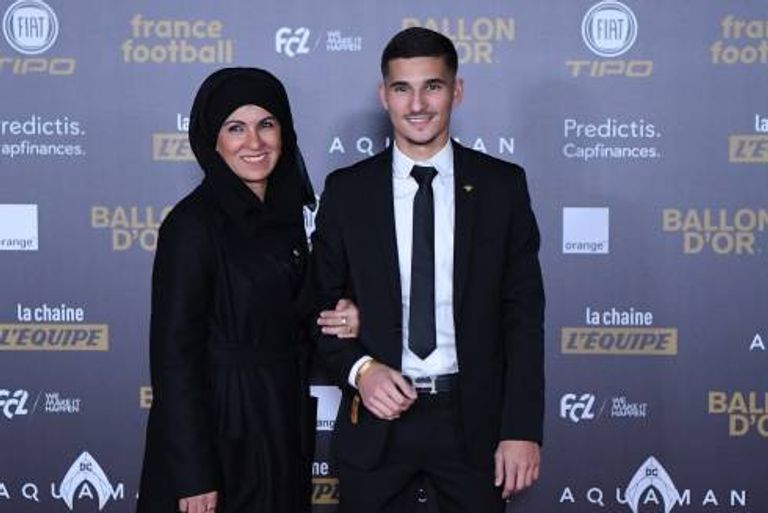 حسام عوار ووالدته حسام عوار لاعب ليون الفرنسي