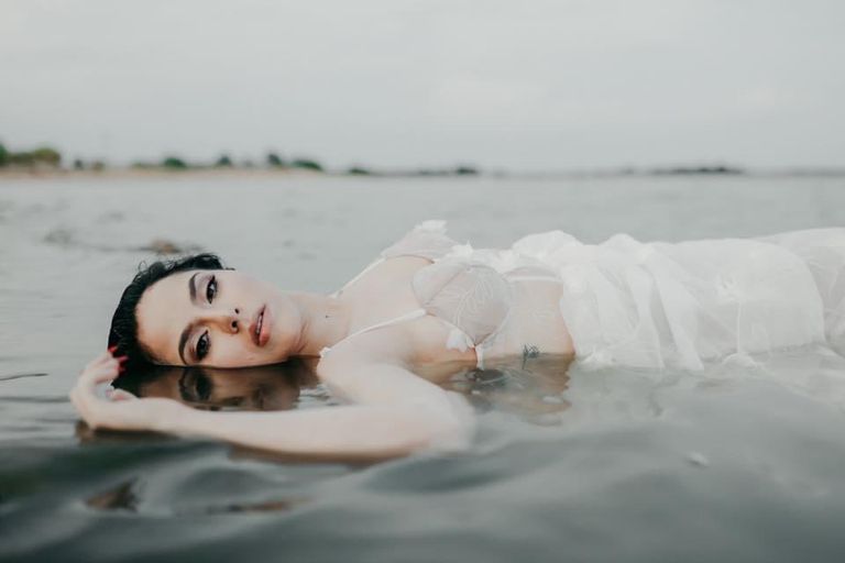 صورة زفاف في روسيا تظهر العروس حزينة وحيدة نائمة وسط مياه البحر وكأنها فارقت الحياة. واحدة من صور الزفاف الروسية الغريبة