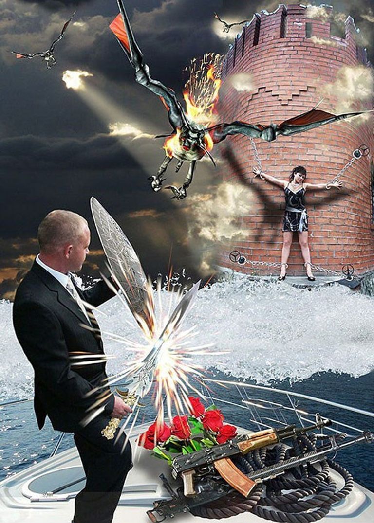 العروس مقيدة إلى جدار قلعة، بينما يهاجمها وحش خرافي، ويستعد العريس لحمايتها مستخدما سيفا ودرعا. واحدة من صور الزفاف الروسية الغريبة