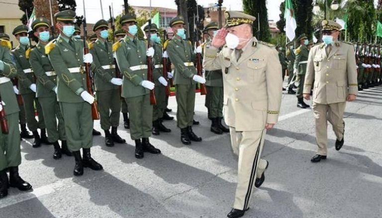 قائد أركان الجيش الجزائري خلال زيارته للمدرسة العسكرية