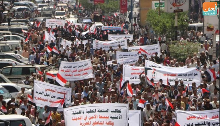 مظاهرات ضد الفوضى الإخوانية في مدينة تعز اليمنية أحد عـناصر المليشيا الإخوانية جنوب تعز اليمنية