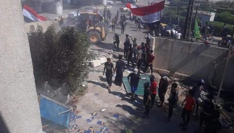 متظاهرون عراقيون يقتحمون أحد مقرات المليشيات بالناصرية