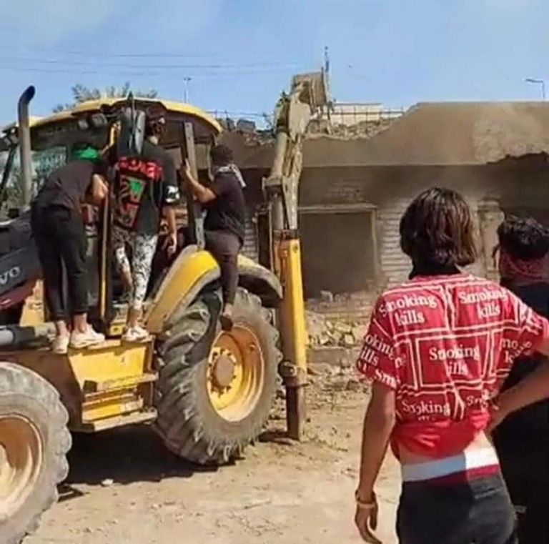 الجرافات تهدم إحدى مقار مليشيات إيران بالناصرية العراقية متظاهرون عراقيون يقتحمون أحد مقرات المليشيات بالناصرية