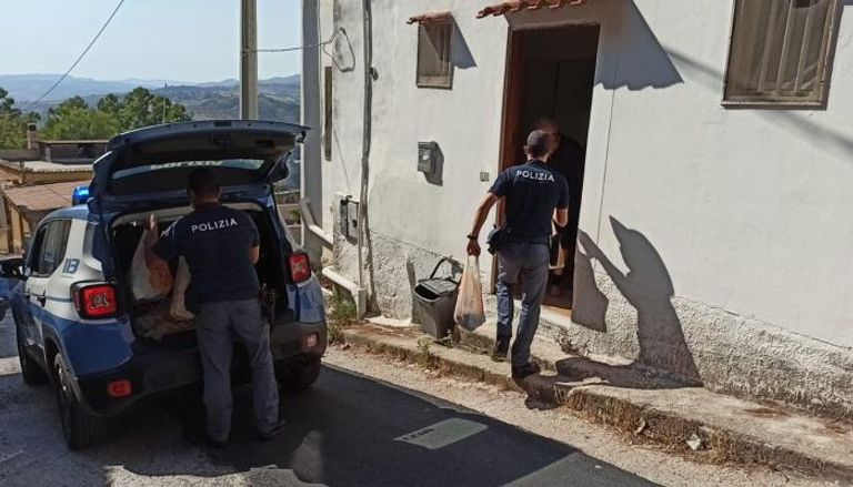 الشرطة الإيطالية أرسلت دورية تتفقد وضع الرجل