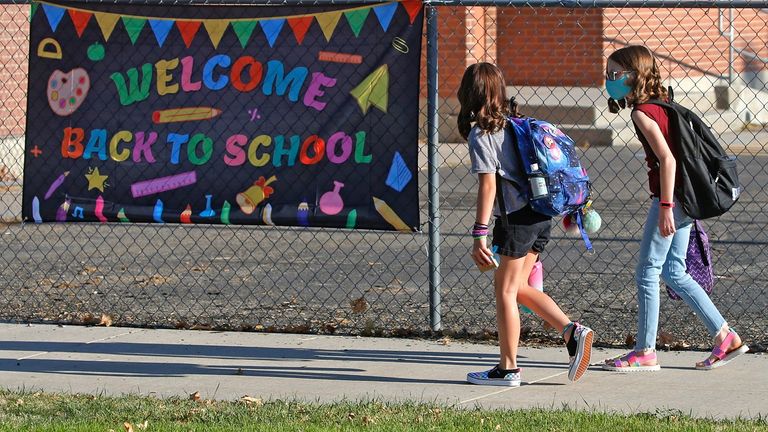 طلاب المدارس يرتدون الكمامة للوقاية من كورونا