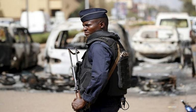 شرطي قرب موقع انفجار سابق في بوركينا فاسو - رويترز
