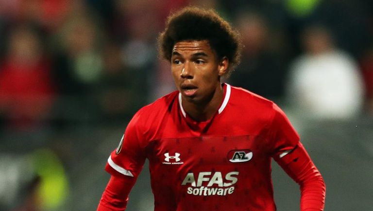 كالفن ستينجز لاعب ألكمار الهولندي ليونيل ميسي قائد برشلونة