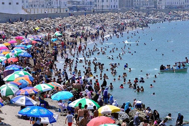 أحد شواطئ الجزائر المكتظة بالمصطافين الجمعة الماضي