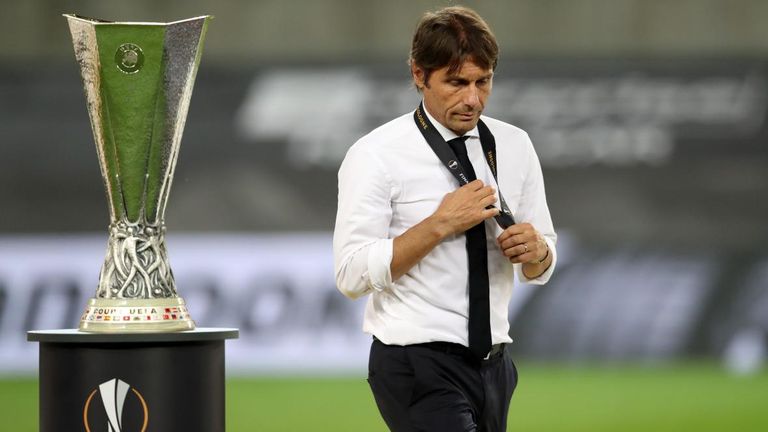 أنطونيو كونتي مدرب إنتر ميلان خسر الدوري الأوروبي منذ أيام أمام إشبيلية