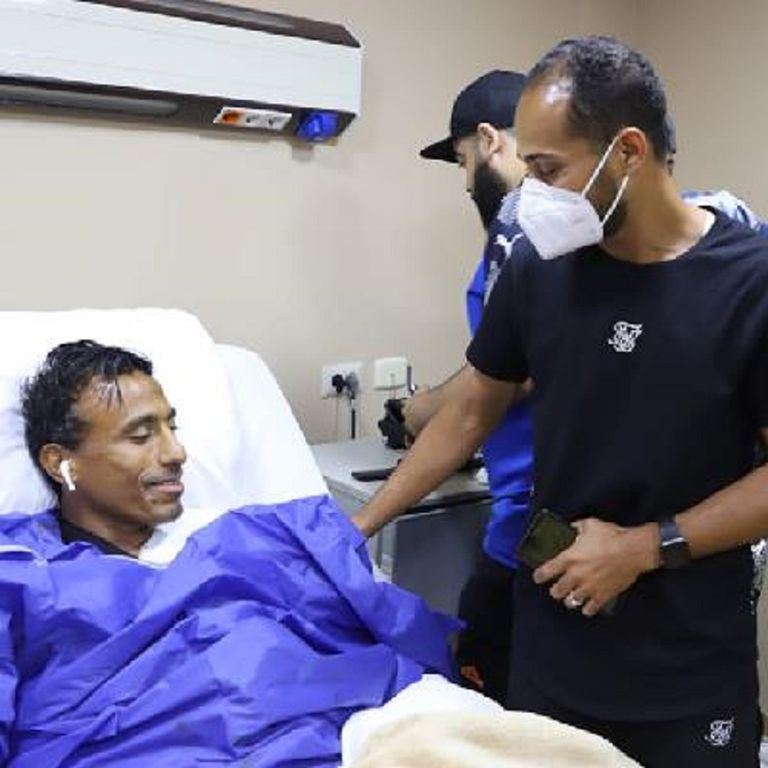 وليد سليمان لاعب الأهلي خلال زيارته لمحمد عبدالشافي لاعب الزمالك في المستشفى