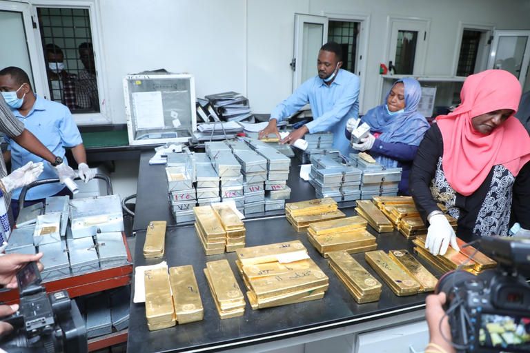 تدشين أول شحنة من صادرات الذهب السوداني باحثون عن الذهب في جبل المراغه