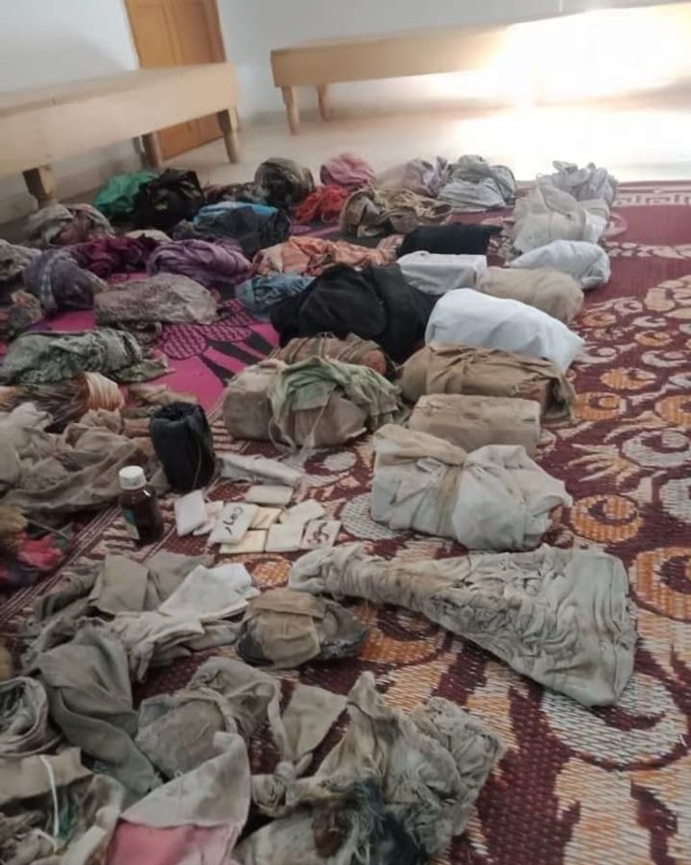 ملابس عثر عليها متطوعون في أحد المقابر طلاسم سحرية عثر عليها جزائريون في إحدى المقابر