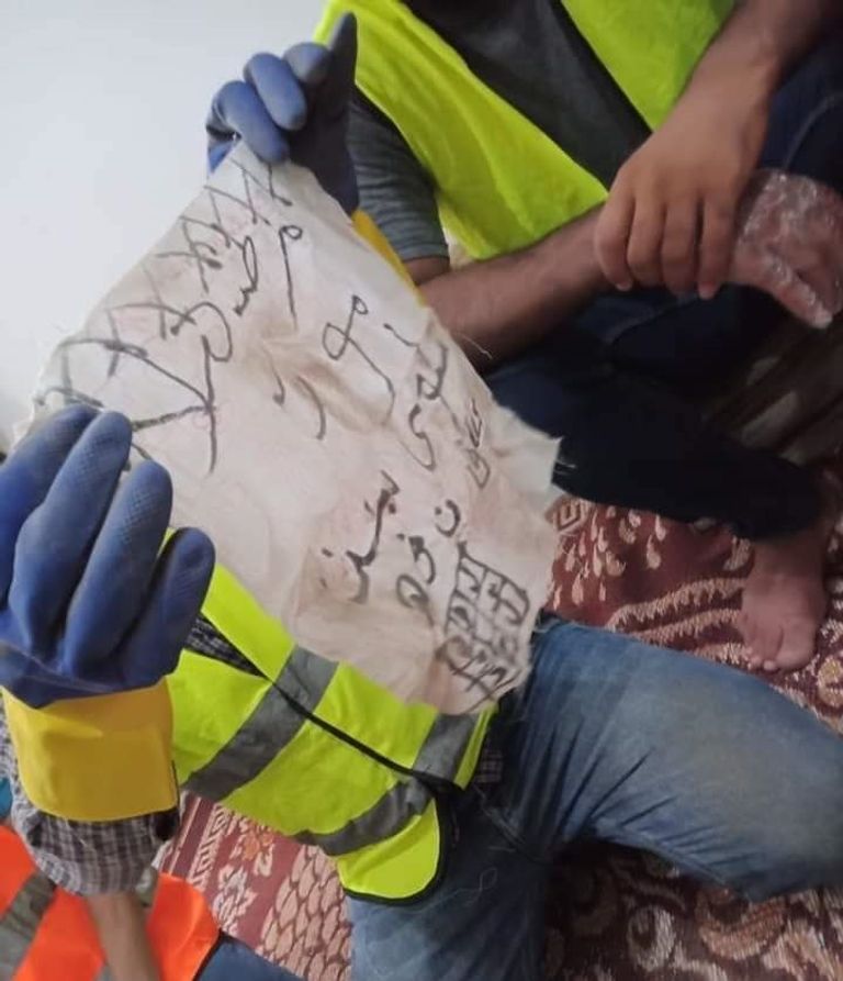 ملابس عثر عليها متطوعون في أحد المقابر طلاسم سحرية عثر عليها جزائريون في إحدى المقابر