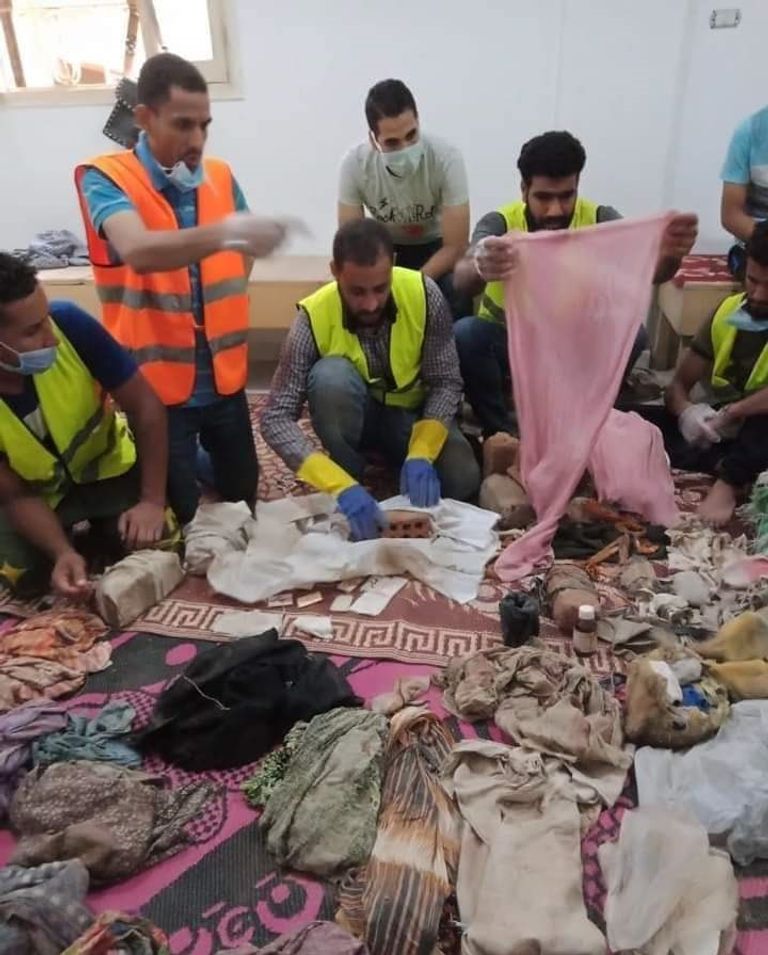 ملابس عثر عليها متطوعون في أحد المقابر طلاسم سحرية عثر عليها جزائريون في إحدى المقابر