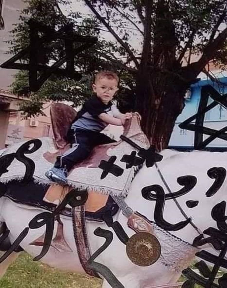 صورة طفل من ضحايا السحرة والمشعوذين طلاسم سحرية عثر عليها جزائريون في إحدى المقابر