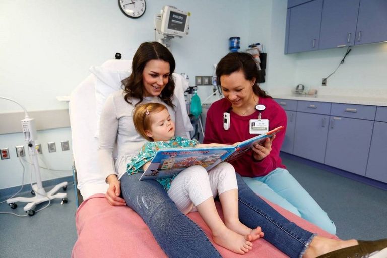 مؤمن زكريا خلال ظهوره في العرض المسرحي