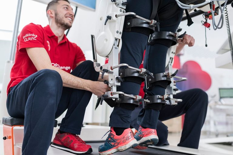 مؤمن زكريا خلال ظهوره في العرض المسرحي